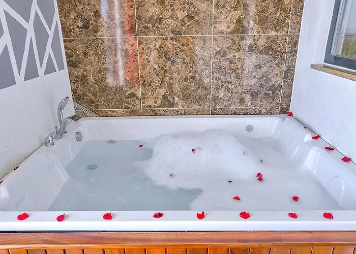 Uezuemlue 1 Bedroom Secluded With Private Pool Hot Tub *