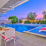 Uezuemlue 1 Bedroom Secluded With Private Pool Hot Tub וילה קלקן