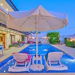 Uezuemlue 1 Bedroom Secluded With Private Pool Hot Tub וילה
