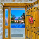 Uezuemlue 1 Bedroom Secluded With Private Pool Hot Tub וילה