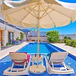 Uezuemlue 1 Bedroom Secluded With Private Pool Hot Tub וילה